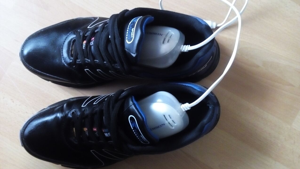 Dispositivo per la disinfezione delle scarpe contro le infestazioni fungine