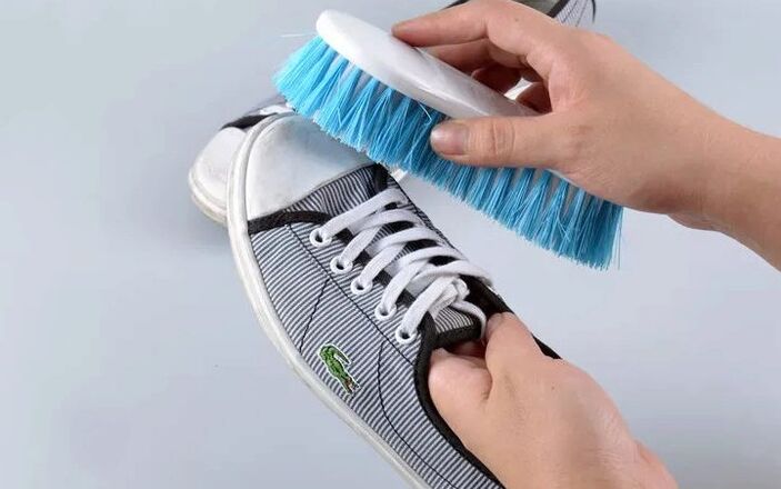 Scarpe pulite contro i funghi delle unghie